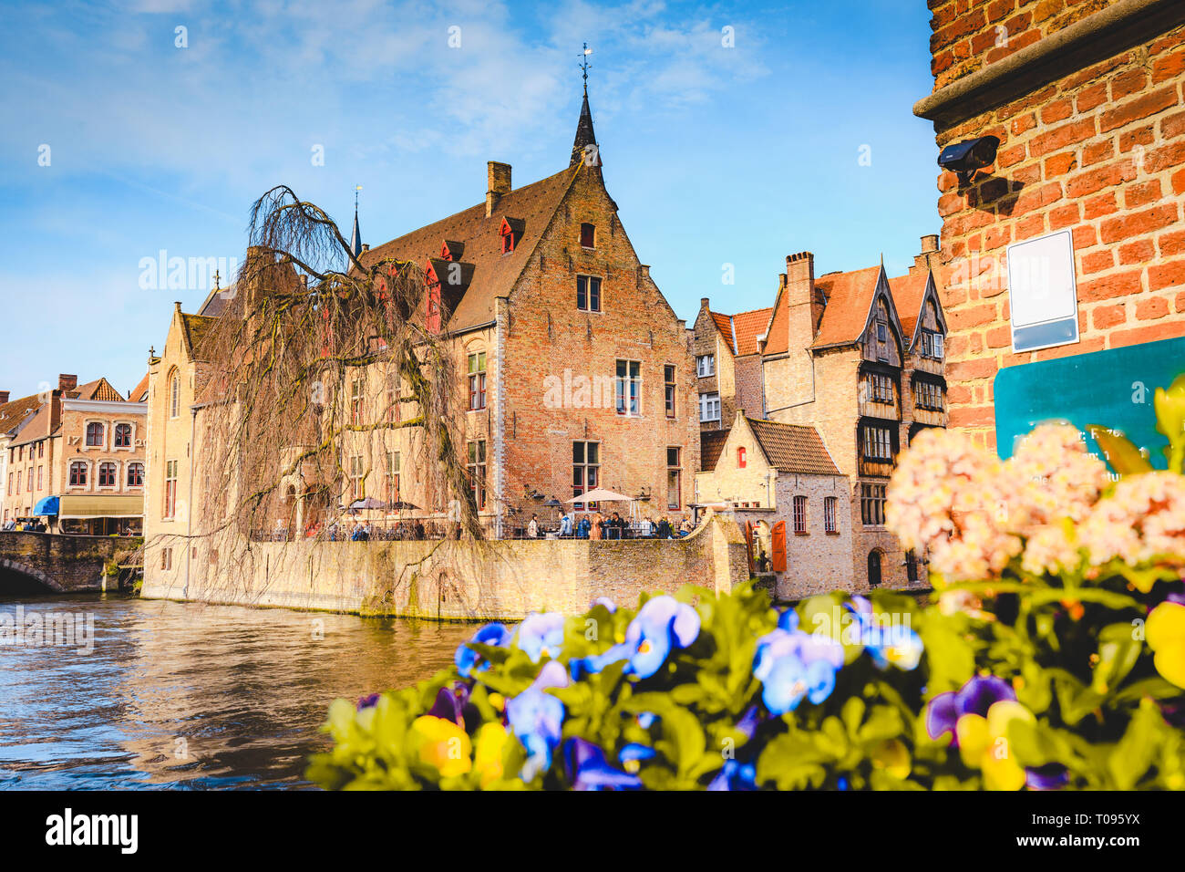 Carte postale classique vue sur le centre-ville historique de Bruges, souvent appelée la Venise du Nord, avec les touristes de prendre un bateau le long de famo Banque D'Images