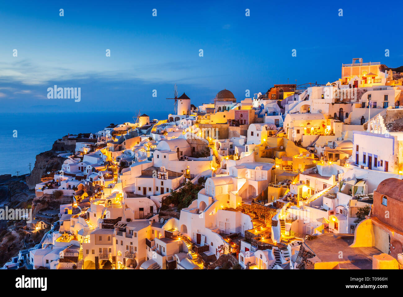 Santorin, Grèce. Le pittoresque village d'Oia au coucher du soleil. Banque D'Images