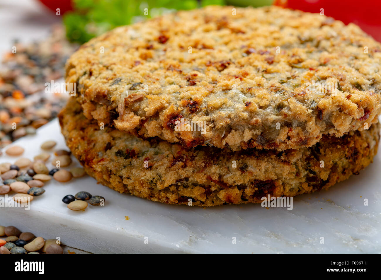 La nourriture végétarienne, savoureux hamburgers crus fabriqués à partir de légumineuses lentilles avec des légumes pour la cuisson, un bon pour les Végétaliens Banque D'Images
