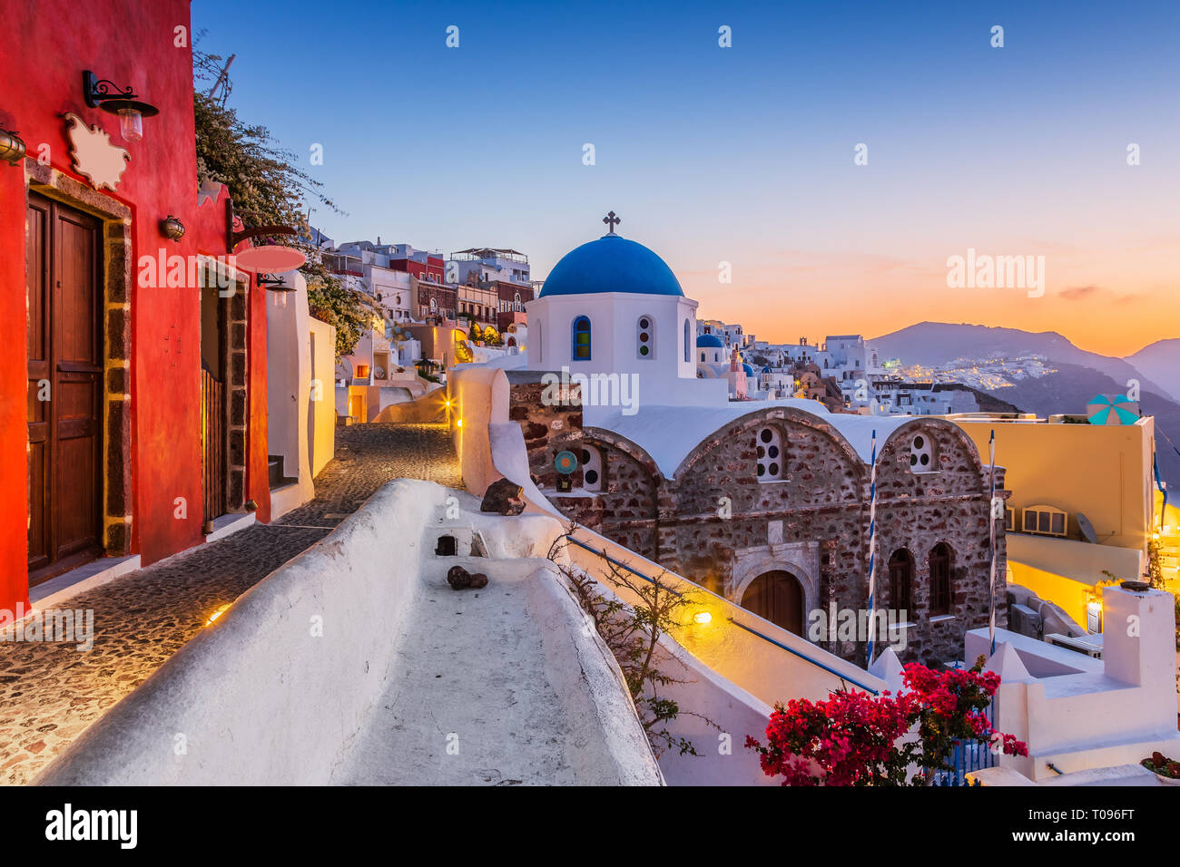 Santorin, Grèce. Le pittoresque village d'Oia au lever du soleil. Banque D'Images