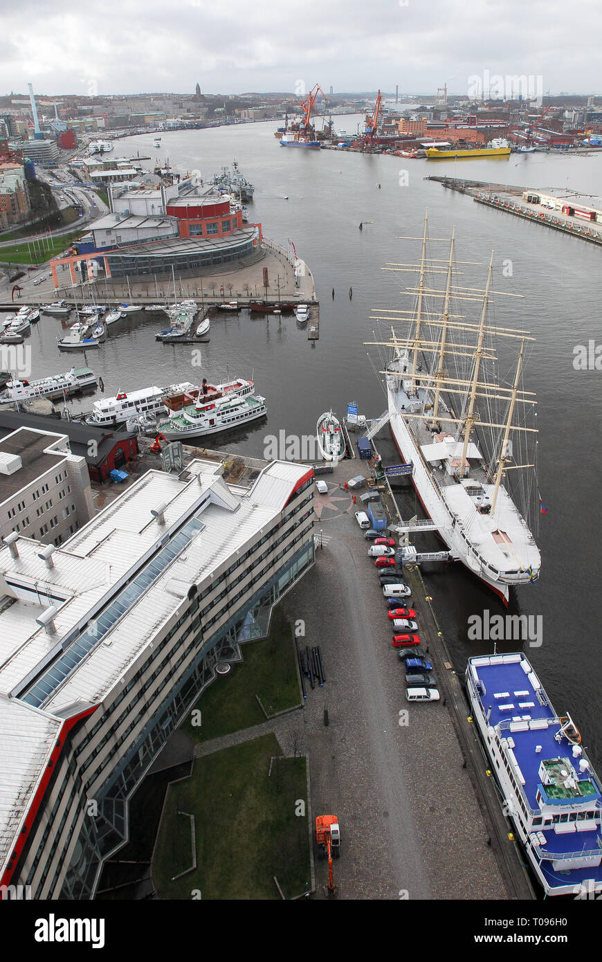 De la rivière Göta älv (le Geats), Barken Viking (quatre-mâts barque Viking) maintenant trois étoiles, et Goteborgsoperan (opéra de Göteborg) vu de Banque D'Images