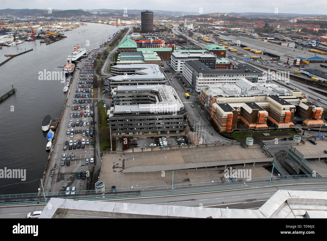 Hôtel Ibis (Good Morning Hotels), Holmens Krog et DHL, Centre de distribution de la rivière Göta älv (le Geats) vu de la place Lilla Bommen à Göteborg, Västra G Banque D'Images