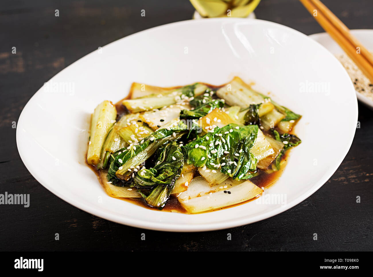 Le Bok choy sauté de légumes avec de la sauce soja et de graines de sésame. La cuisine chinoise. Banque D'Images