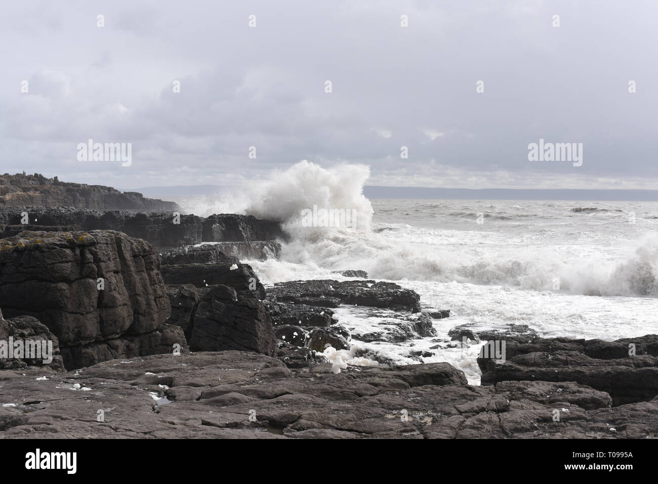 Les ondes de tempête au numéro 3806 Porthcawl Banque D'Images