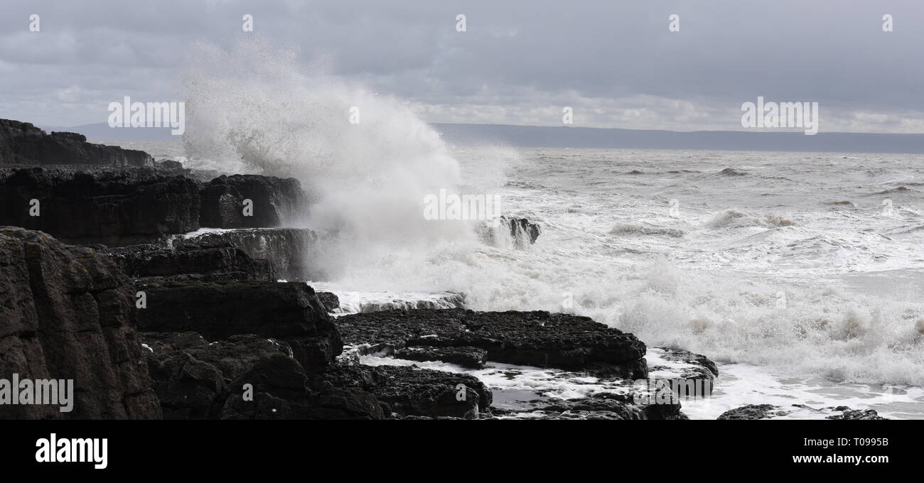 Les ondes de tempête au numéro 3807 Porthcawl Banque D'Images