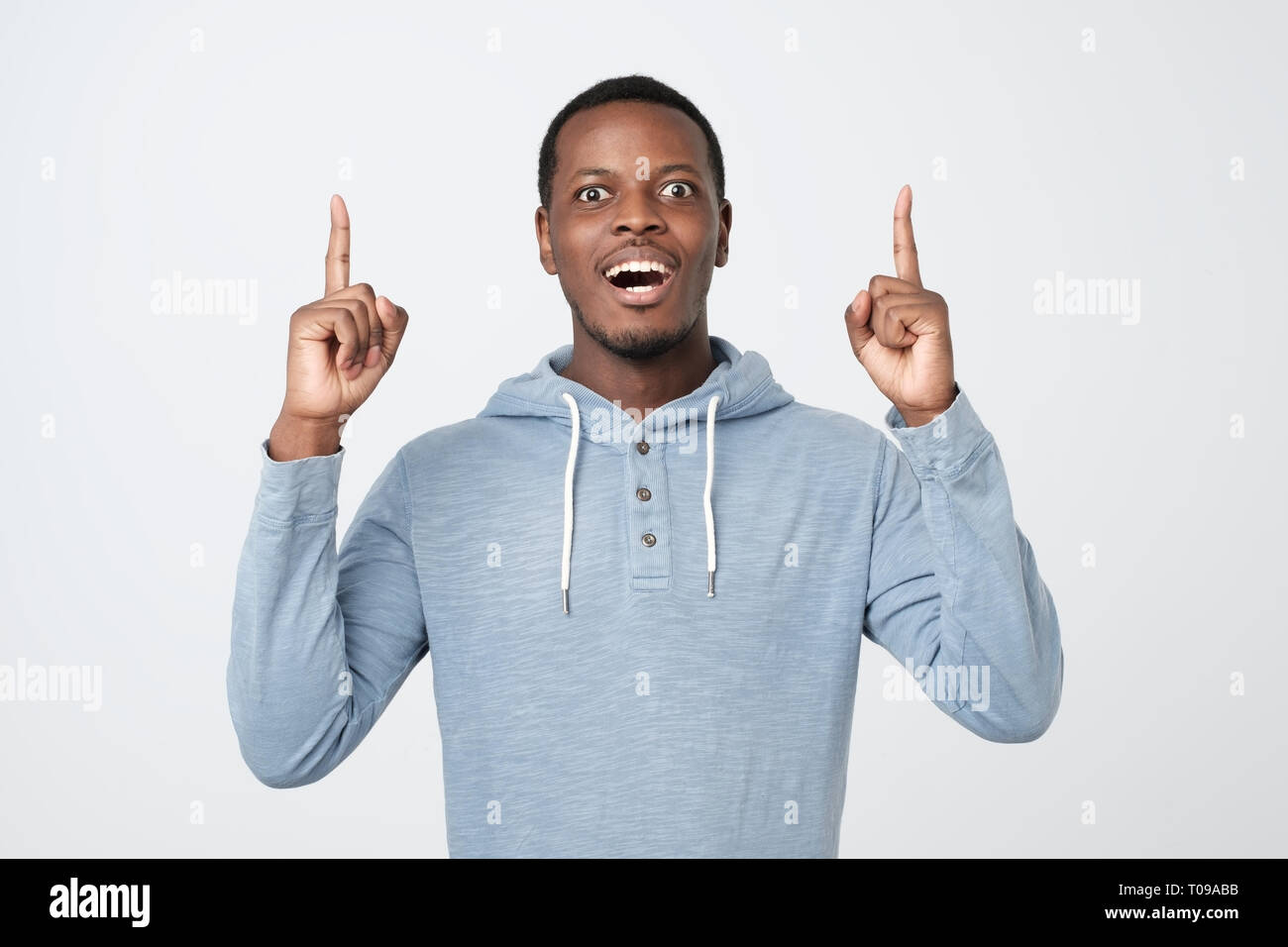 Jeune homme africain montrant l'index vers le haut, lui donner des conseils Banque D'Images