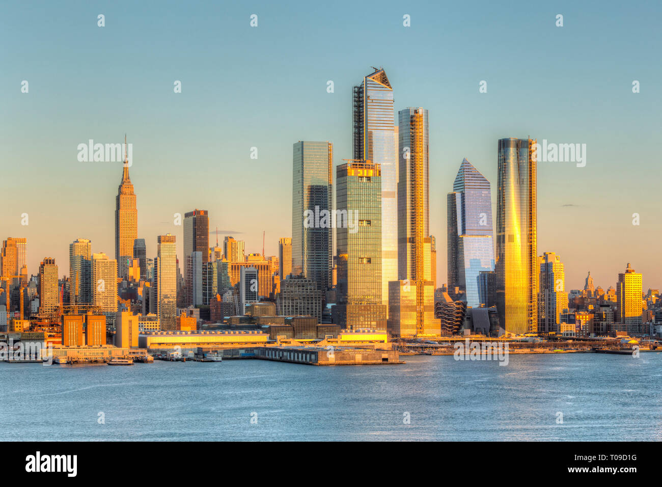 Le Hudson Yards à utilisation mixte de développement immobilier et d'autres bâtiments sur le côté ouest de Manhattan à New York City au coucher du soleil. Banque D'Images