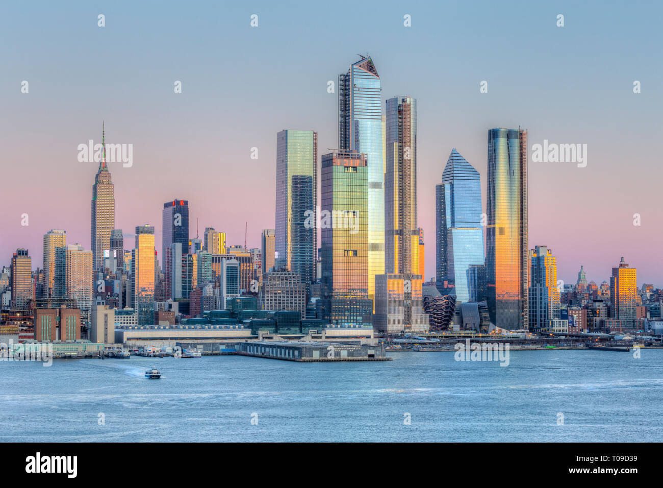 Le Hudson Yards à utilisation mixte de développement immobilier et d'autres bâtiments sur le côté ouest de Manhattan à New York City au coucher du soleil. Banque D'Images