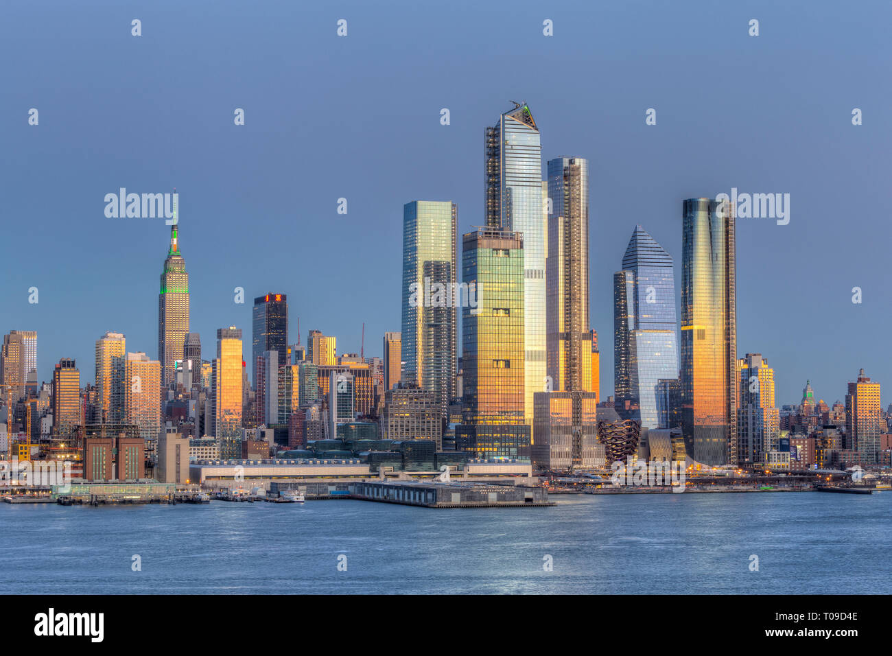 Le Hudson Yards à utilisation mixte de développement immobilier et d'autres bâtiments sur le côté ouest de Manhattan à New York City au crépuscule. Banque D'Images