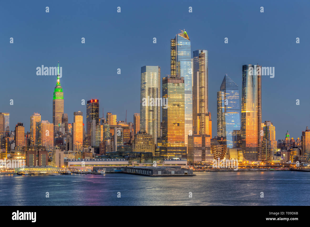 Le Hudson Yards à utilisation mixte de développement immobilier et d'autres bâtiments sur le côté ouest de Manhattan à New York City au crépuscule. Banque D'Images