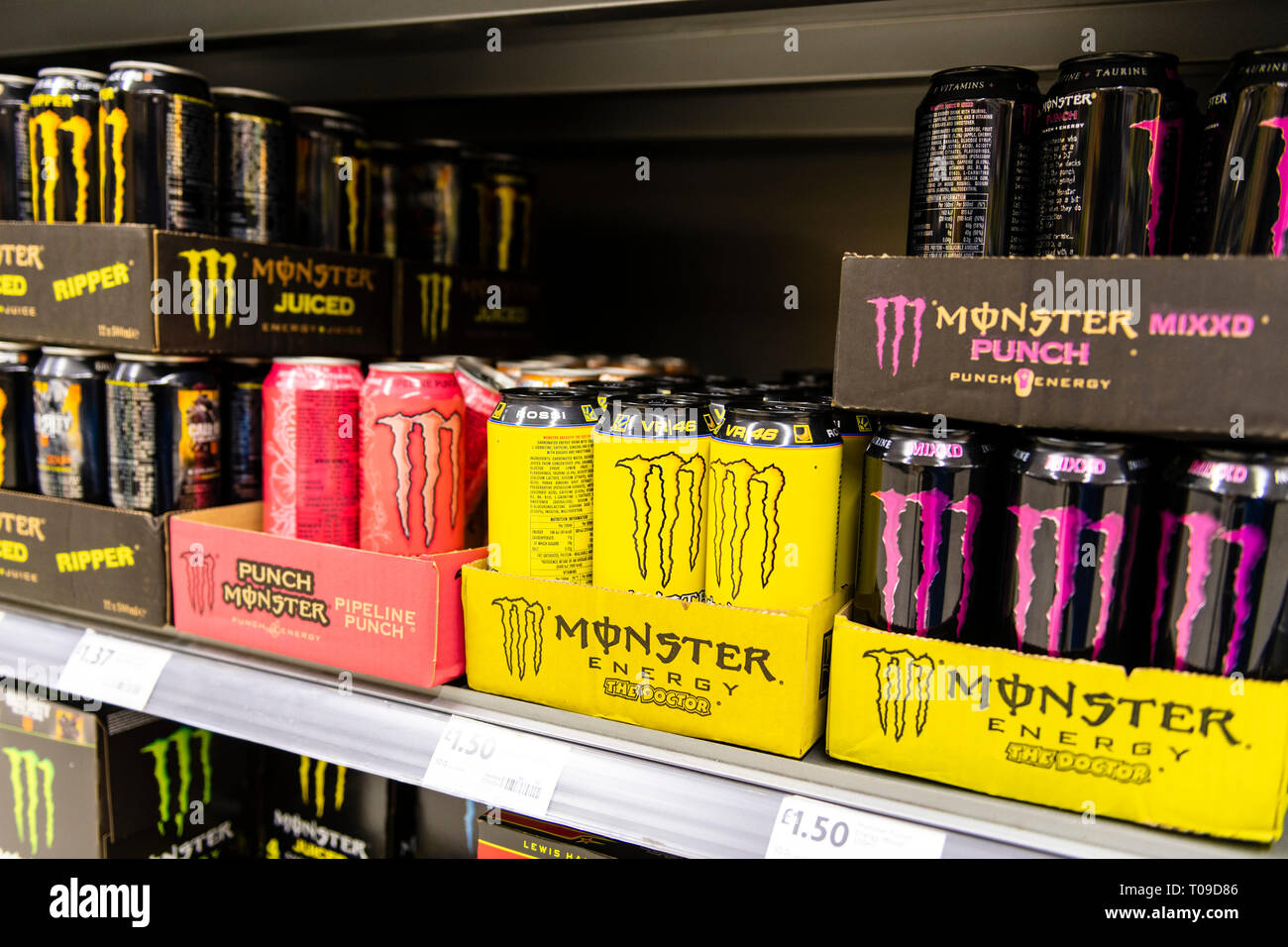 Monster energy drinks à vendre dans un supermarché, au Royaume-Uni. Banque D'Images