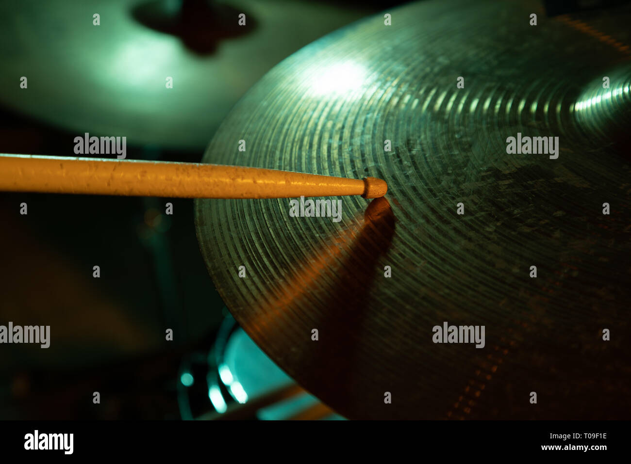 Studio shot de cymbales et de bâton de tambour, selective focus Banque D'Images