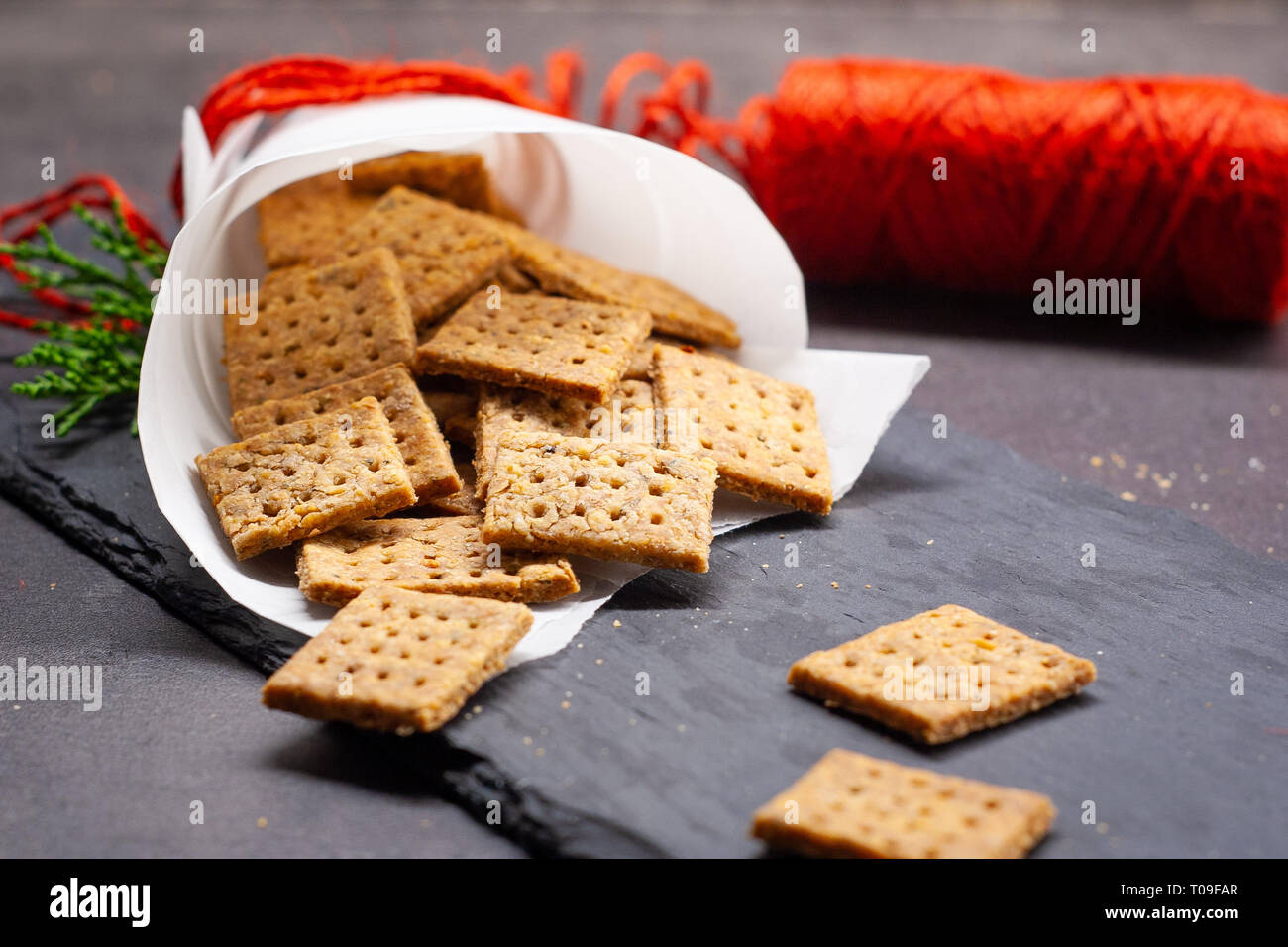 Parmesan cheesse boulangerie maison crackers au romarin Banque D'Images