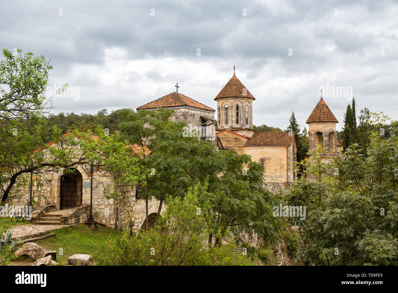 Ancien monastère Motsameta ou au monastère des Saints Martyrs David et Constantin sur une colline pittoresque près de Kutaisi, Géorgie Banque D'Images