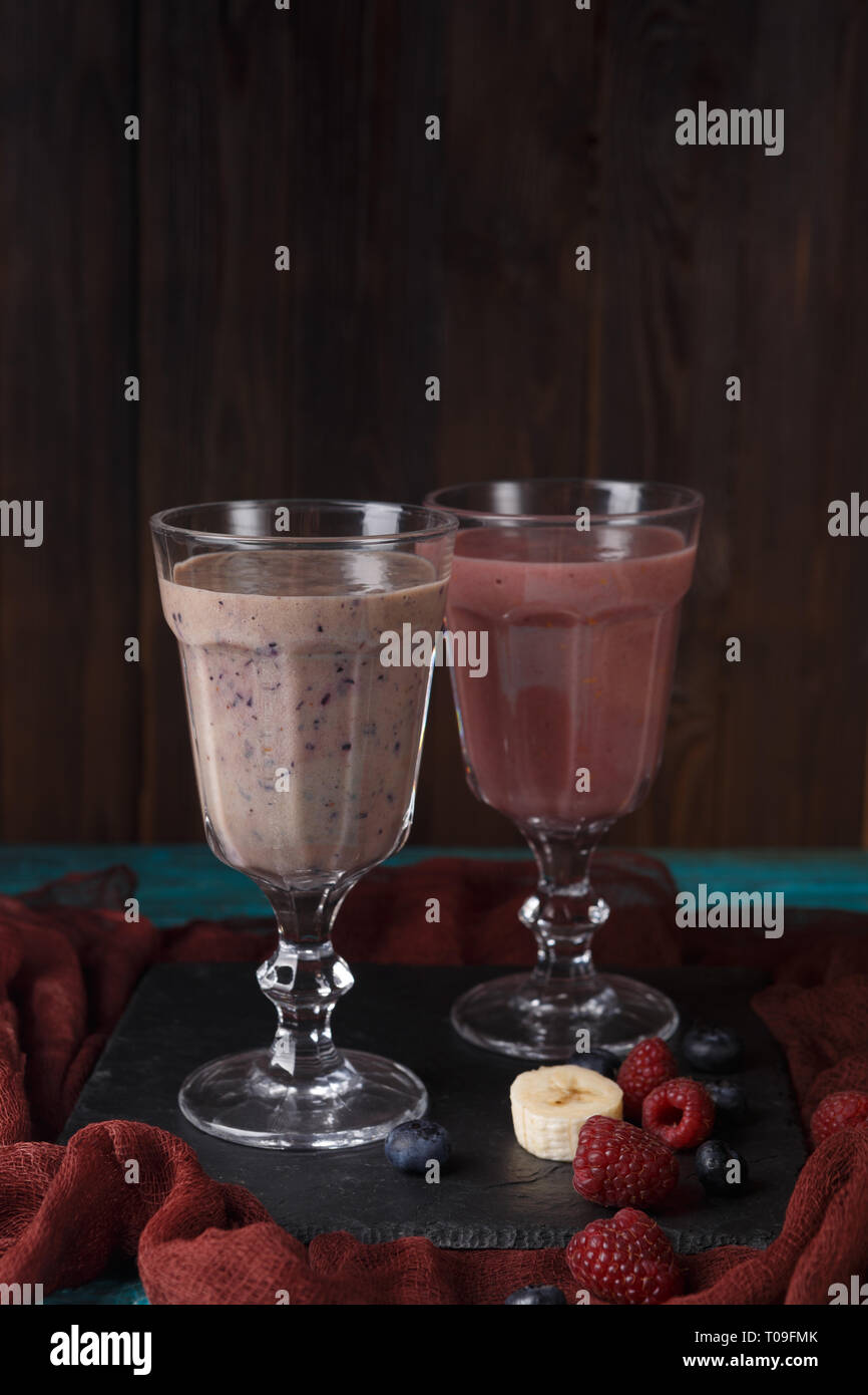 Photo de deux verres avec des smoothies Banque D'Images