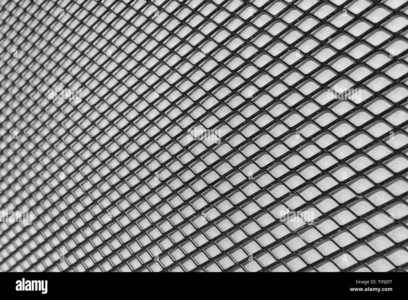 Arrière-plan géométrique noir et blanc d'un grillage métallique de diamants Banque D'Images