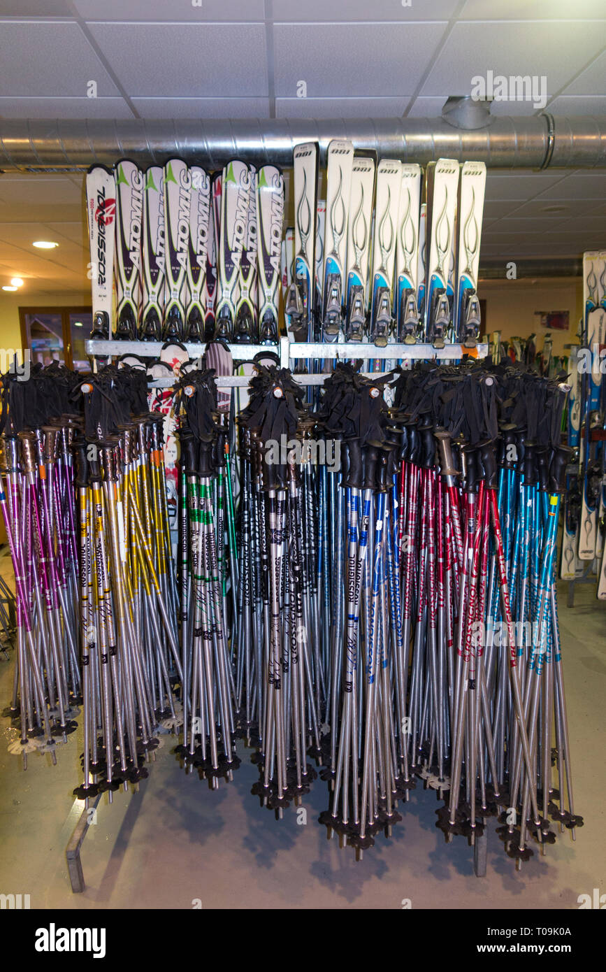 Matériel de ski et accessoires / skis pour l'embauche / bâton de ski / location  de poteaux dans la station alpine de France. (104 Photo Stock - Alamy