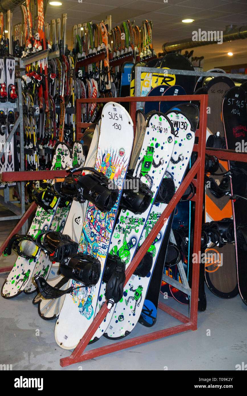 Matériel de ski et accessoires / skis pour l'embauche / location dans la  station de montagne de France. (104 Photo Stock - Alamy