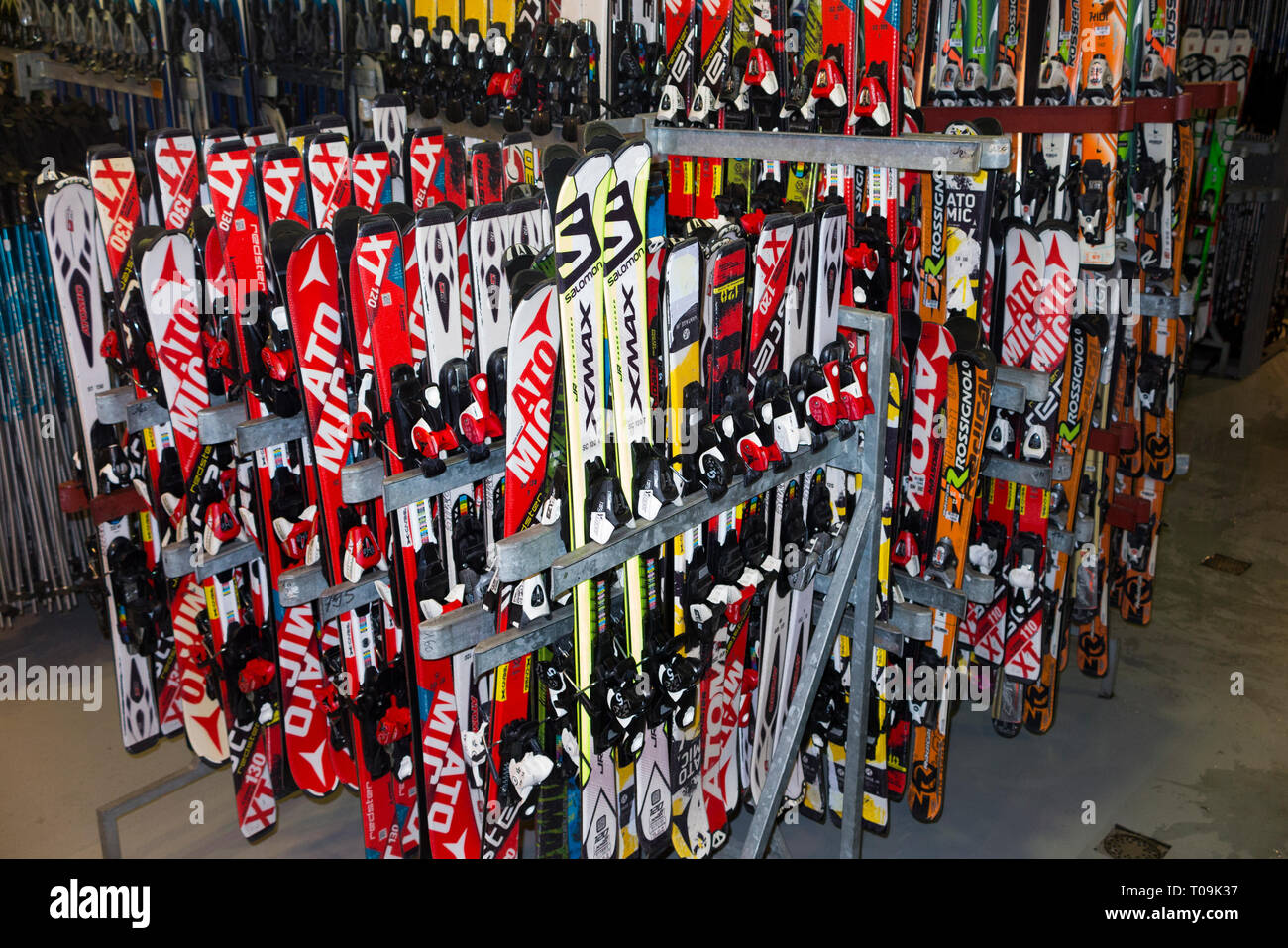 Matériel de ski et accessoires / skis pour l'embauche / location dans la station de montagne de France. (104) Banque D'Images