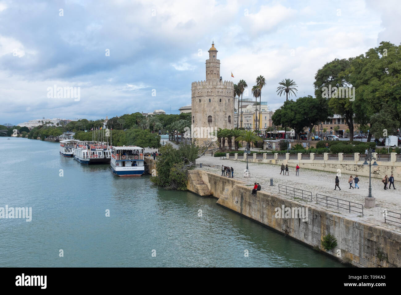 Torre del Oro musée naval sur la rive de la rivière Guadalquivir à Séville, Espagne Banque D'Images