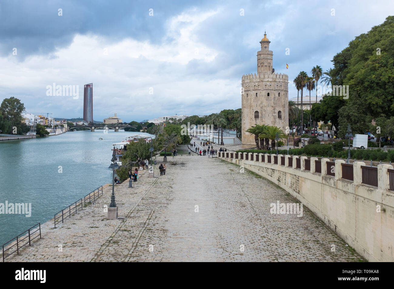 Torre del Oro musée naval sur la rive de la rivière Guadalquivir à Séville, Espagne Banque D'Images