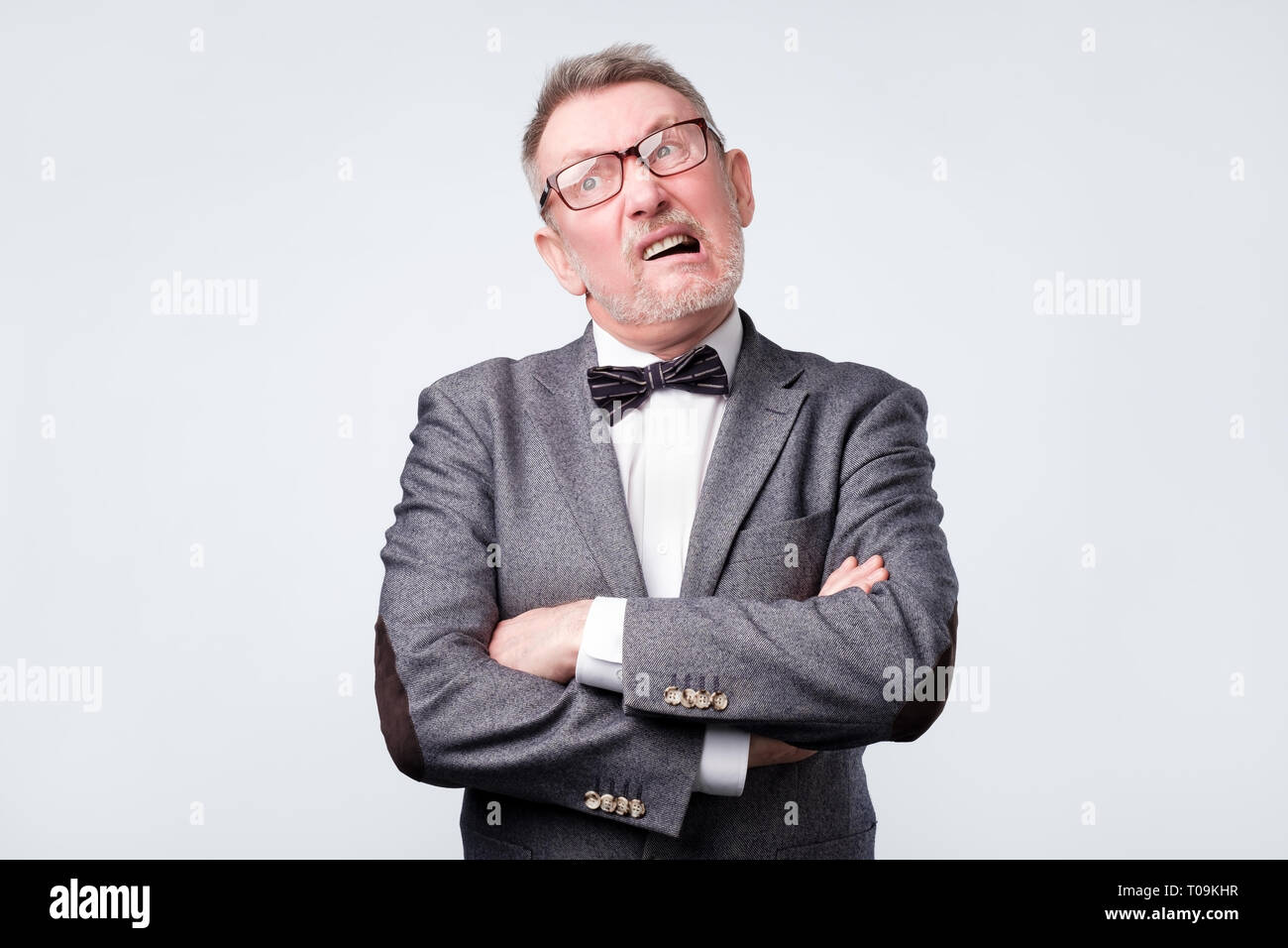 Man in suit et verres à l'air sceptique, a quelques doutes Banque D'Images