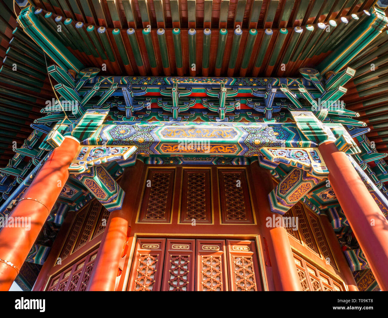 Pavillon chinois rouge classique avec des ornements colorés, du Parc Jingshan, Beijing, Chine Banque D'Images