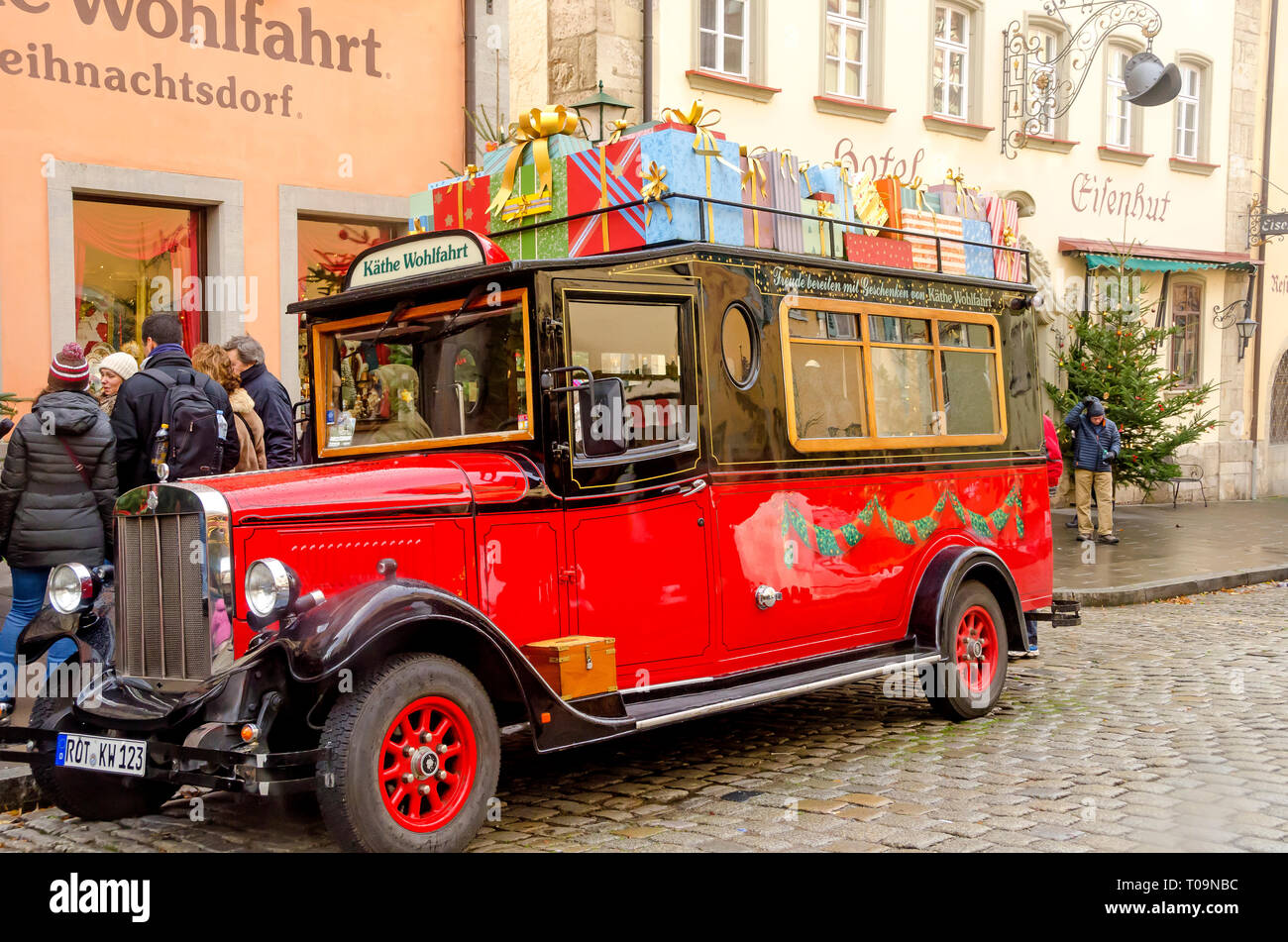 Käthe Wohlfahrt bus en face du magasin de Noël à Rothenburg ob der Tauber, Allemagne Banque D'Images