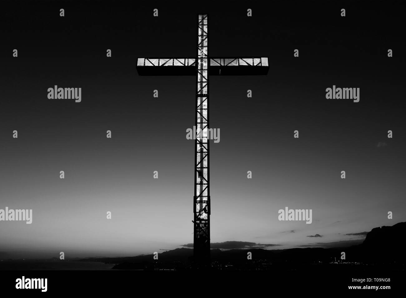 La Croix du souvenir au-dessus de la plage Playa de Levante, Benidorm, Costa Blanca resort, province de Valence, en Espagne, en Europe. Banque D'Images