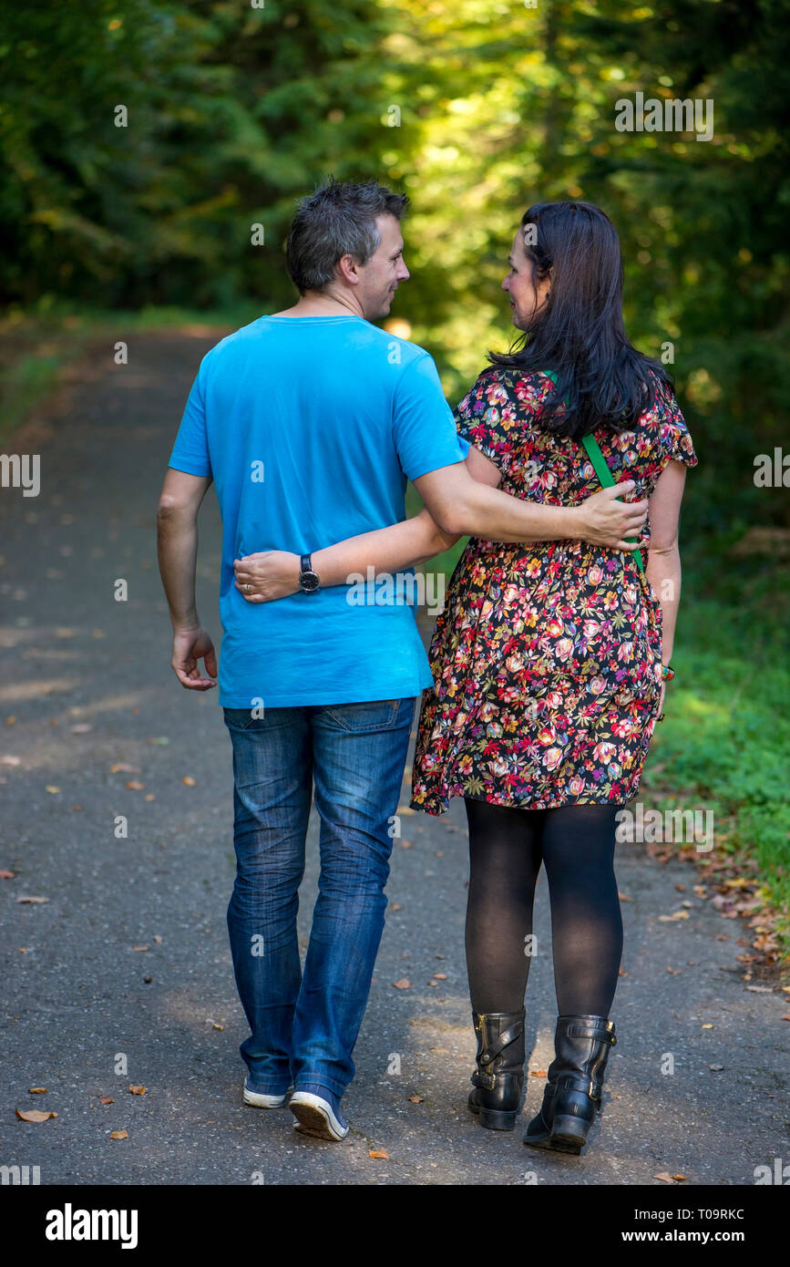 Couple romantique marche à travers une forêt, à l'un l'autre Banque D'Images