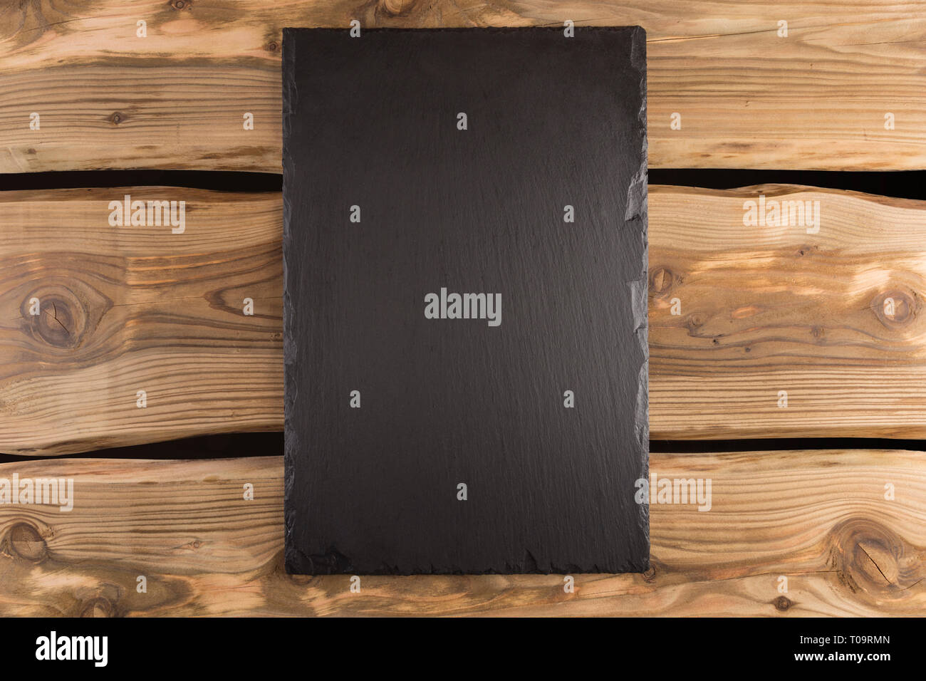 Serveur d'Ardoise/Conseil/bac sur planches de bois rustique. Pose de la pierre d'Ardoise télévision fond texturé avec un espace réservé au texte, de l'alimentation, la bannière ou menu concept. Vue d'en haut Banque D'Images