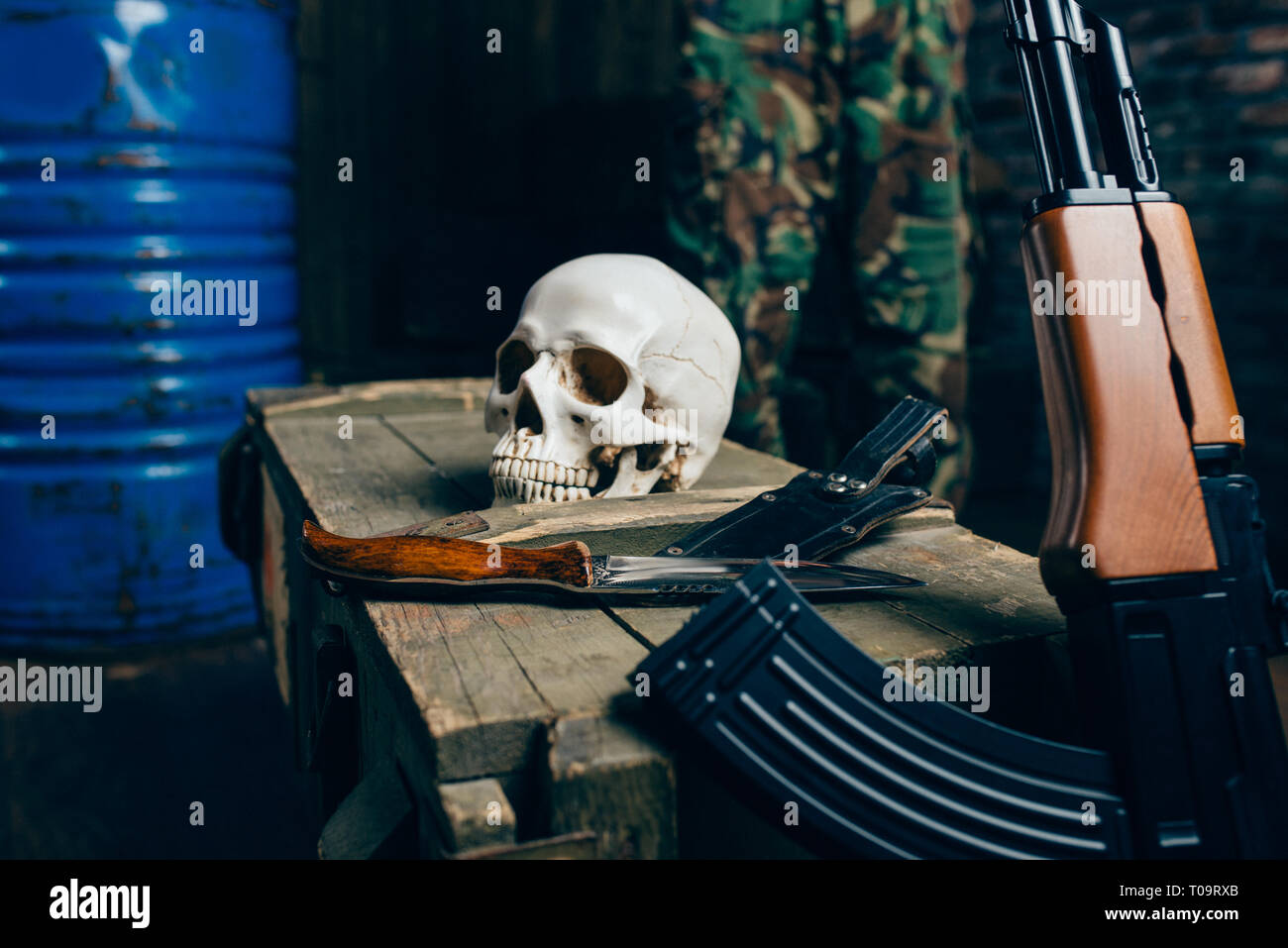 Crâne humain, bombe, couteau et kalachnikov sur fort de munitions, personne. Le terrorisme et la terreur horreur concept Banque D'Images