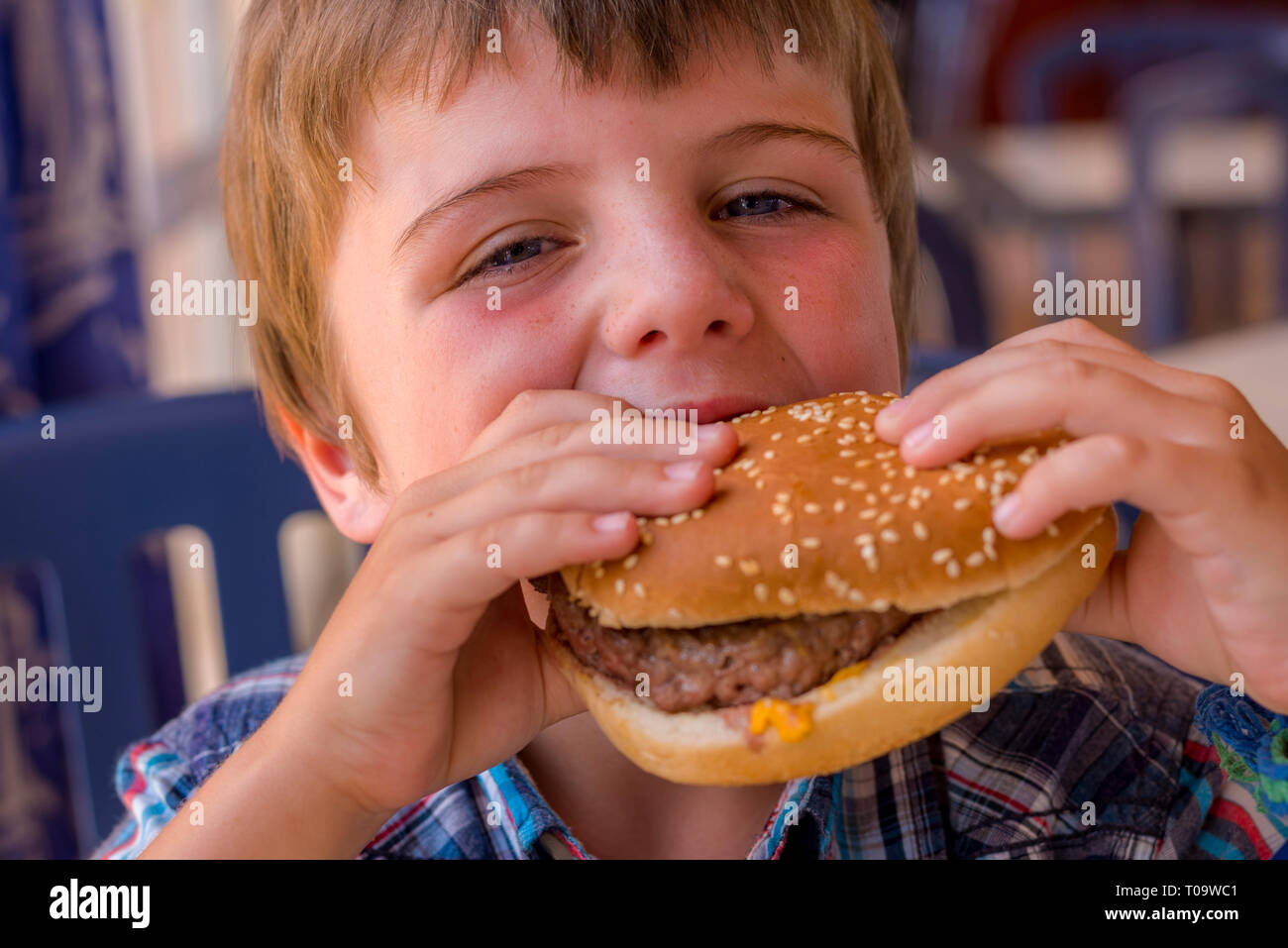 Bénéficiant d''un garçon big hamburger, faible profondeur de champ Banque D'Images