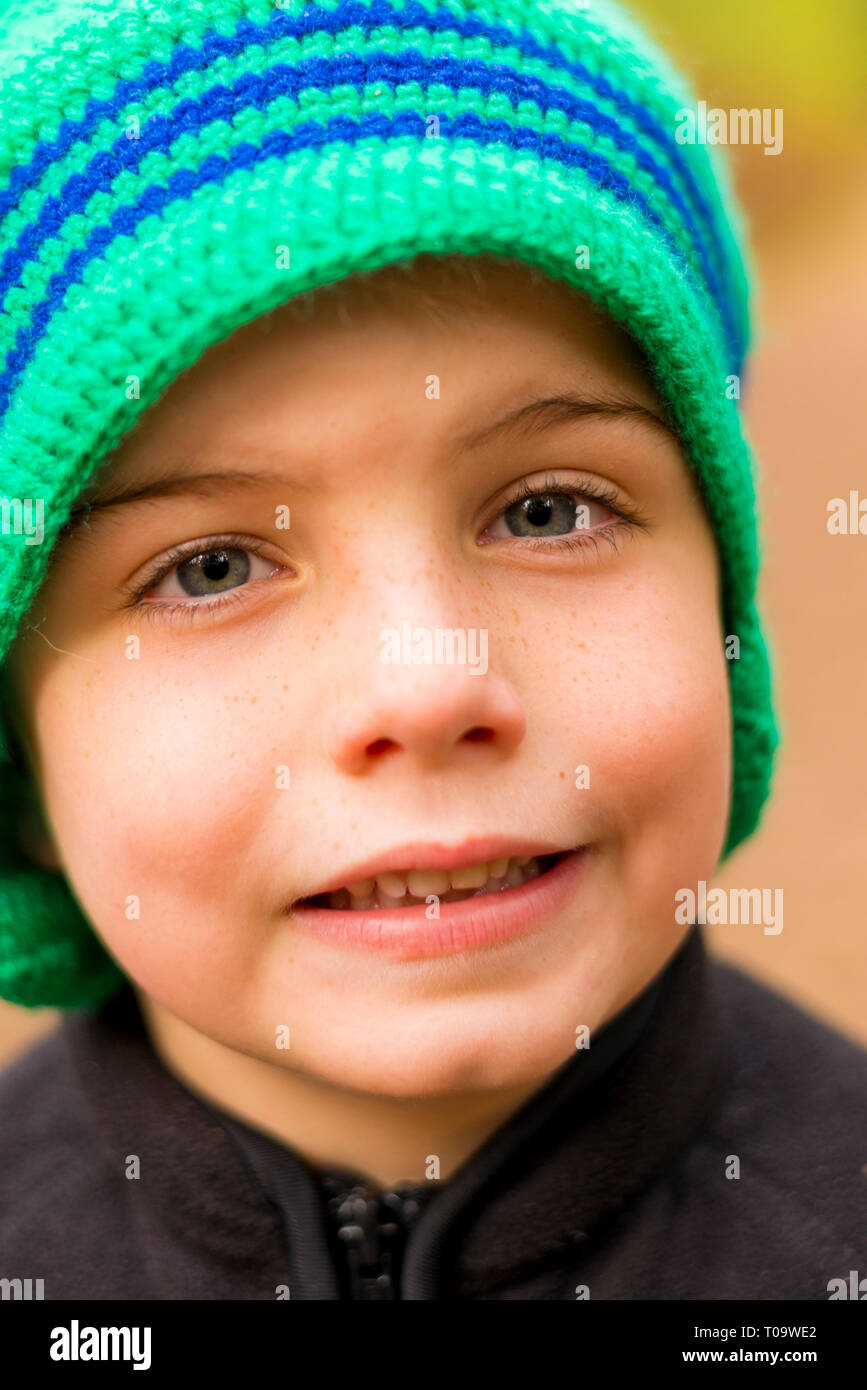 Portriat de un enfant portant un chapeau en tricot Banque D'Images
