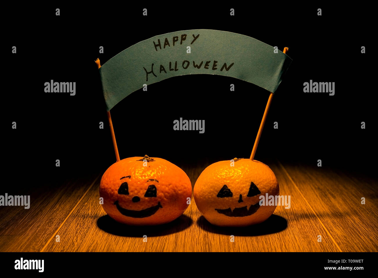 Deux jack o'lantern halloween mandarines holding sign Banque D'Images