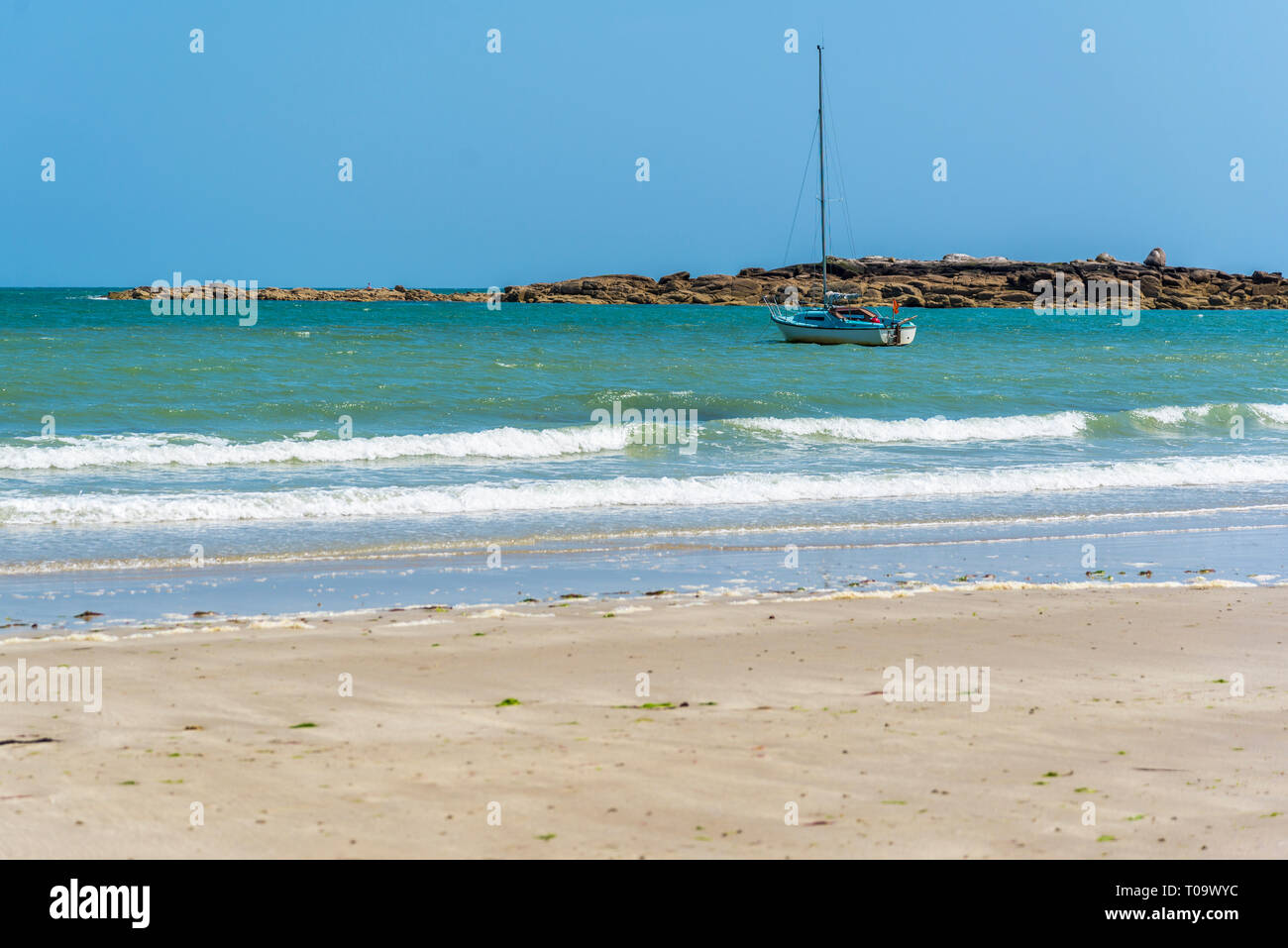 Scène tropical avec une plage magnifique, le bleu de l'eau, et d'un voilier Banque D'Images