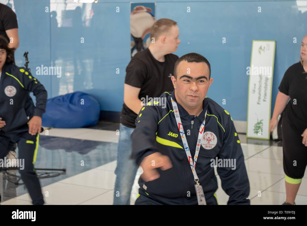 Abu Dhabi, EAU. 17 mars 2019 - Jeux Olympiques Spéciaux Mondiaux 2019 Abu Dhabi, EAU : UN athlète des Jeux olympiques spéciaux bénéficiant en dansant aux Jeux olympiques spéciaux d'Abu Dhabi. Credit : Fahd Khan/Alamy Live News Banque D'Images