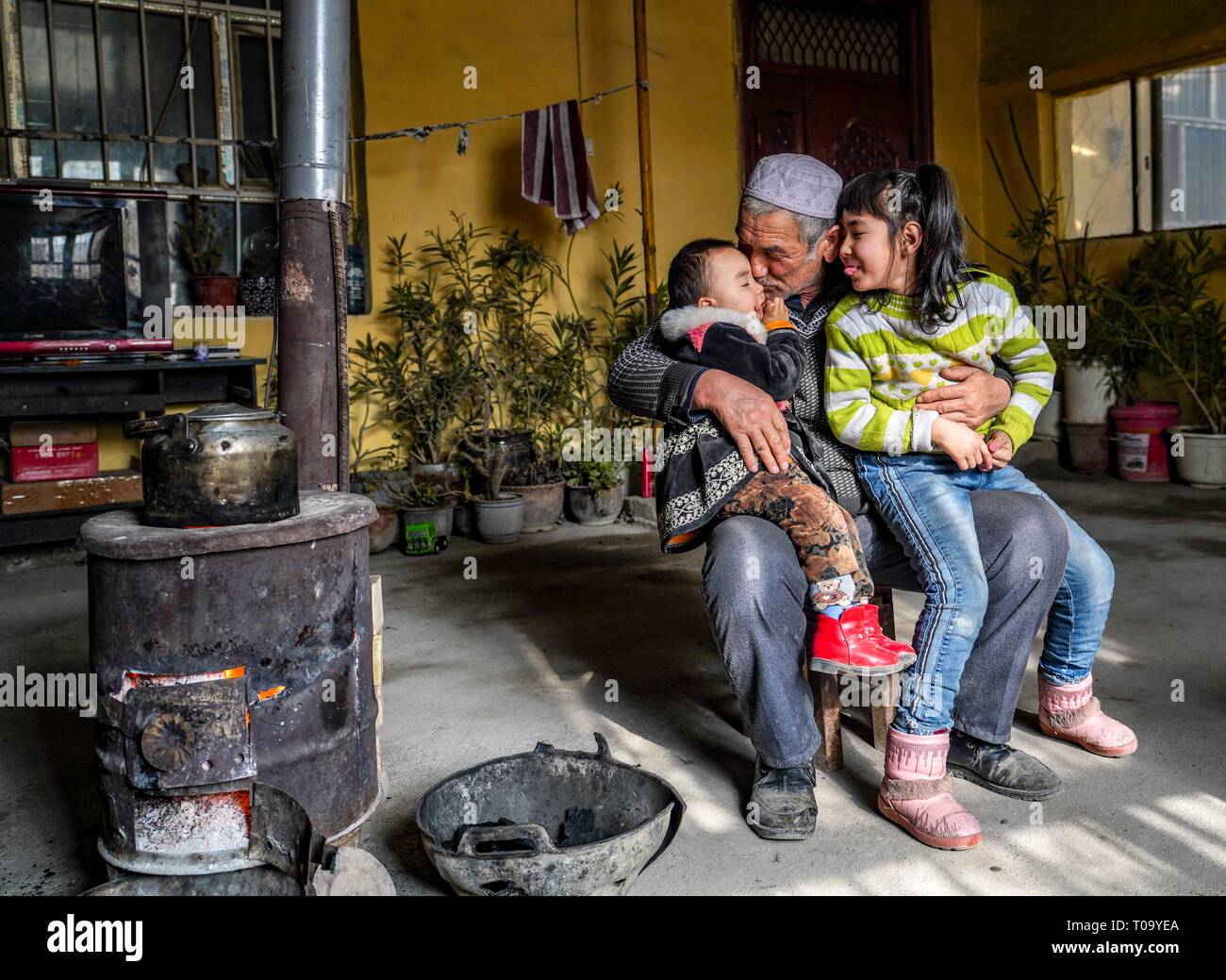 Urumqi, Chine, la Région autonome du Xinjiang Uygur. 29 janvier, 2019. Un boulanger et ses petits-enfants s'amuser après le déjeuner au village de Daxi Yuli Comté, nord-ouest de la Chine, la Région autonome du Xinjiang Uygur, le 29 janvier 2019. Daxi Village est célèbre pour son "Nang'. Le village a été engagé à promouvoir le tourisme rural, avec la 'Nang' décisions constitue une partie intégrante, aussi un moyen d'augmenter les revenus des agriculteurs. Credit : Zhao Ge/Xinhua/Alamy Live News Banque D'Images