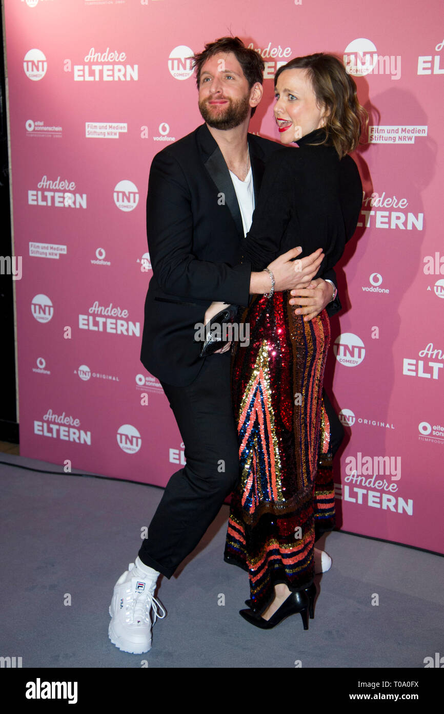 Nadja BECKER, actrice, Sebastian SCHWARZ, acteur, portrait, portrÃ t, portrait, portrait image unique, seul motif, tapis rouge, tapis rouge show, l'arrivée, arrivée, premiere 'autres Parents' le 14 mars 2019 à l'Residenz-Kino dans Koeln. Dans le monde d'utilisation | Banque D'Images