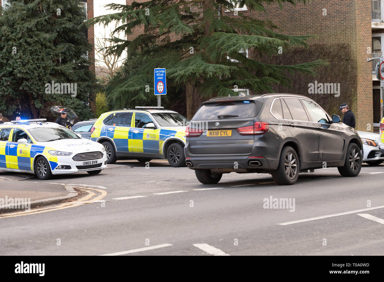 Brentwood, Essex, Royaume-Uni. 18 Mar 2019. Des policiers armés d'un grand incident a eu lieu dans la région de Brentwood Essex. Environ six à huit véhicules de police banalisés et marquée par des chiffres de la police armée ont été impliqués dans l'incident. Il semble que deux ou trois hommes ont été arrêtés à la suite de l'activité Il n'est pas clair si l'incident a été Crédit liés au terrorisme : Ian Davidson/Alamy Live News Banque D'Images