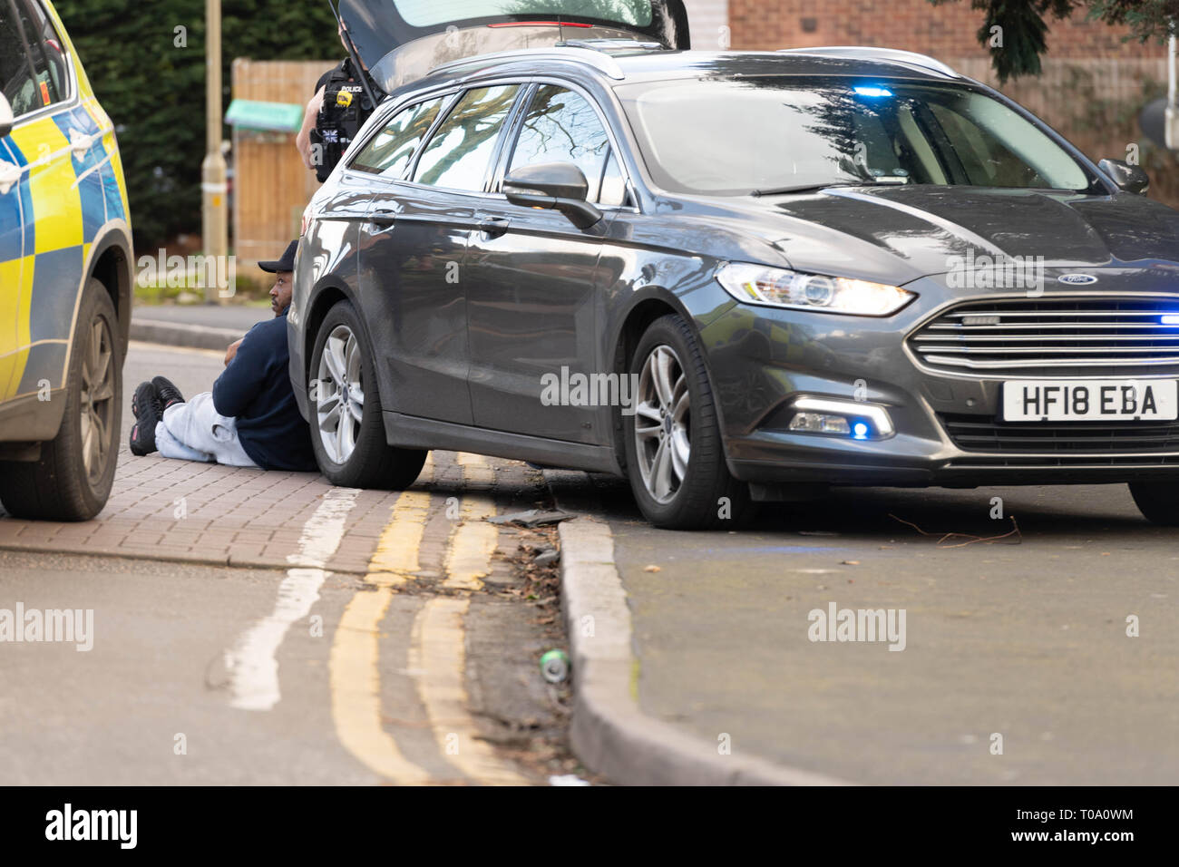 Brentwood, Essex, Royaume-Uni. 18 Mar 2019. Des policiers armés d'un grand incident a eu lieu dans la région de Brentwood Essex. Environ six à huit véhicules de police banalisés et marquée par des chiffres de la police armée ont été impliqués dans l'incident. Il semble que deux ou trois hommes ont été arrêtés à la suite de l'activité Il n'est pas clair si l'incident a été Crédit liés au terrorisme : Ian Davidson/Alamy Live News Banque D'Images