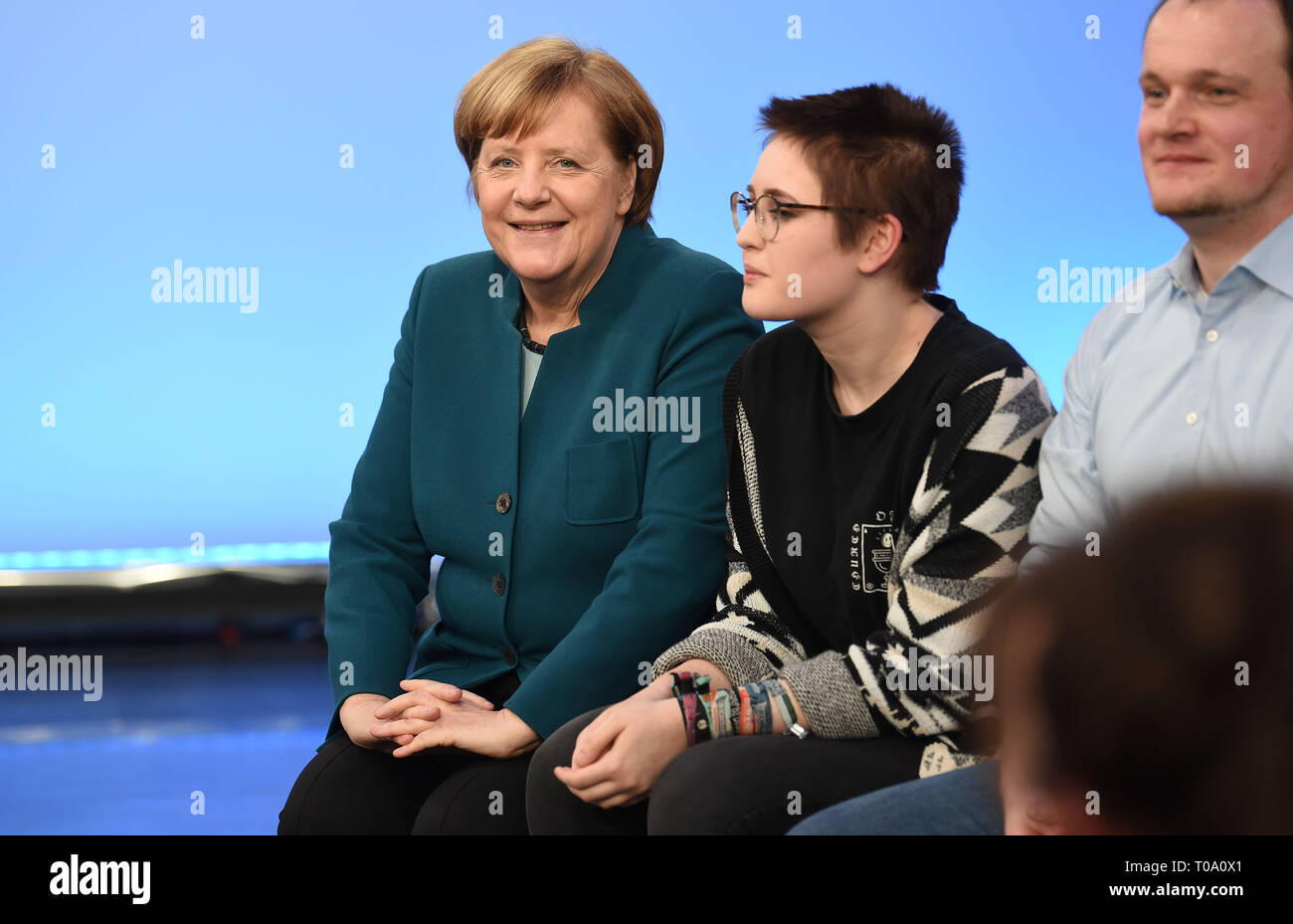 Berlin, Allemagne. 18 Mar, 2019. La chancelière Angela Merkel (CDU), l'assoit à côté d'un participant en début de dialogue civil. Les participants ont été sélectionnés par le Nordsee-Zeitung, avec la Chambre de Commerce et de Brême Bremerhaven l'Université de Sciences Appliquées. Credit : Carmen Jaspersen/dpa/Alamy Live News Banque D'Images