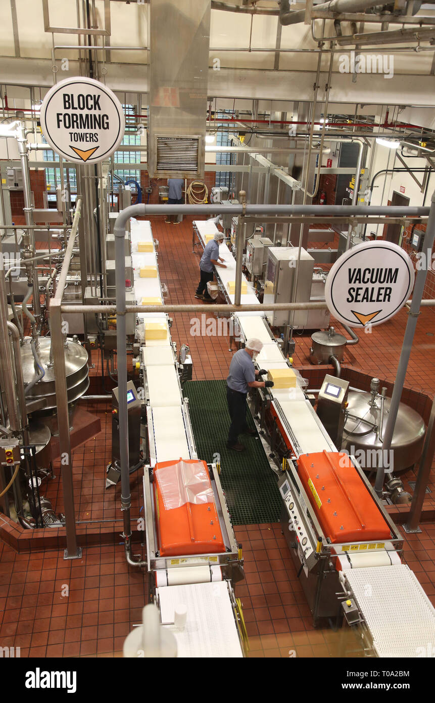 Salem, Oregon, USA. 29Th sep 2018. Les visiteurs de l'Tillamook cheese factory capable de contrôler chaque étape de leur processus de fabrication de fromage en action dans l'affichage de la galerie. Ici vous pouvez regarder vers le bas sur le sol de l'usine comme notre lait frais à la ferme se transforme en immenses blocs de fromage futur crédit : Katrina Kochneva/ZUMA/Alamy Fil Live News Banque D'Images
