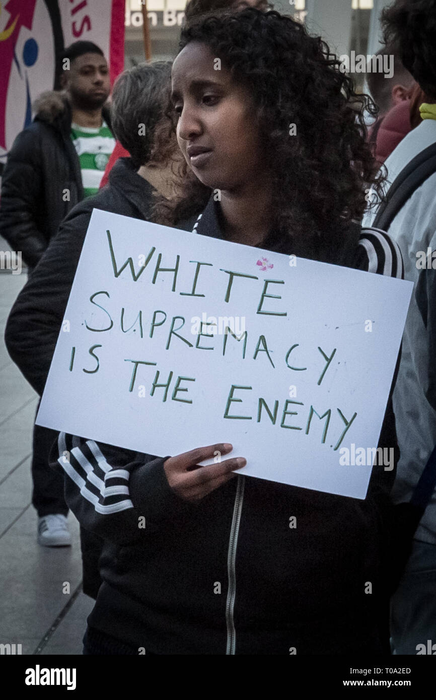 Londres, Royaume-Uni. 18 mars, 2019. Vigile et démonstration de solidarité avec les victimes de l'attaque d'une mosquée NZ Christchurch à l'extérieur News UK bureaux. Des manifestants anti-racisme se réunissent à Londres Pont situé en face des bureaux de nouvelles UK, le siège de News Corp. de Rupert Murdoch les protestataires affirment que les attaques contre les communautés musulmanes dans le monde ne sont pas le fruit du hasard et suite de la droite alimente des plates-formes de médias tels que News Corp publications. Crédit : Guy Josse/Alamy Live News Banque D'Images