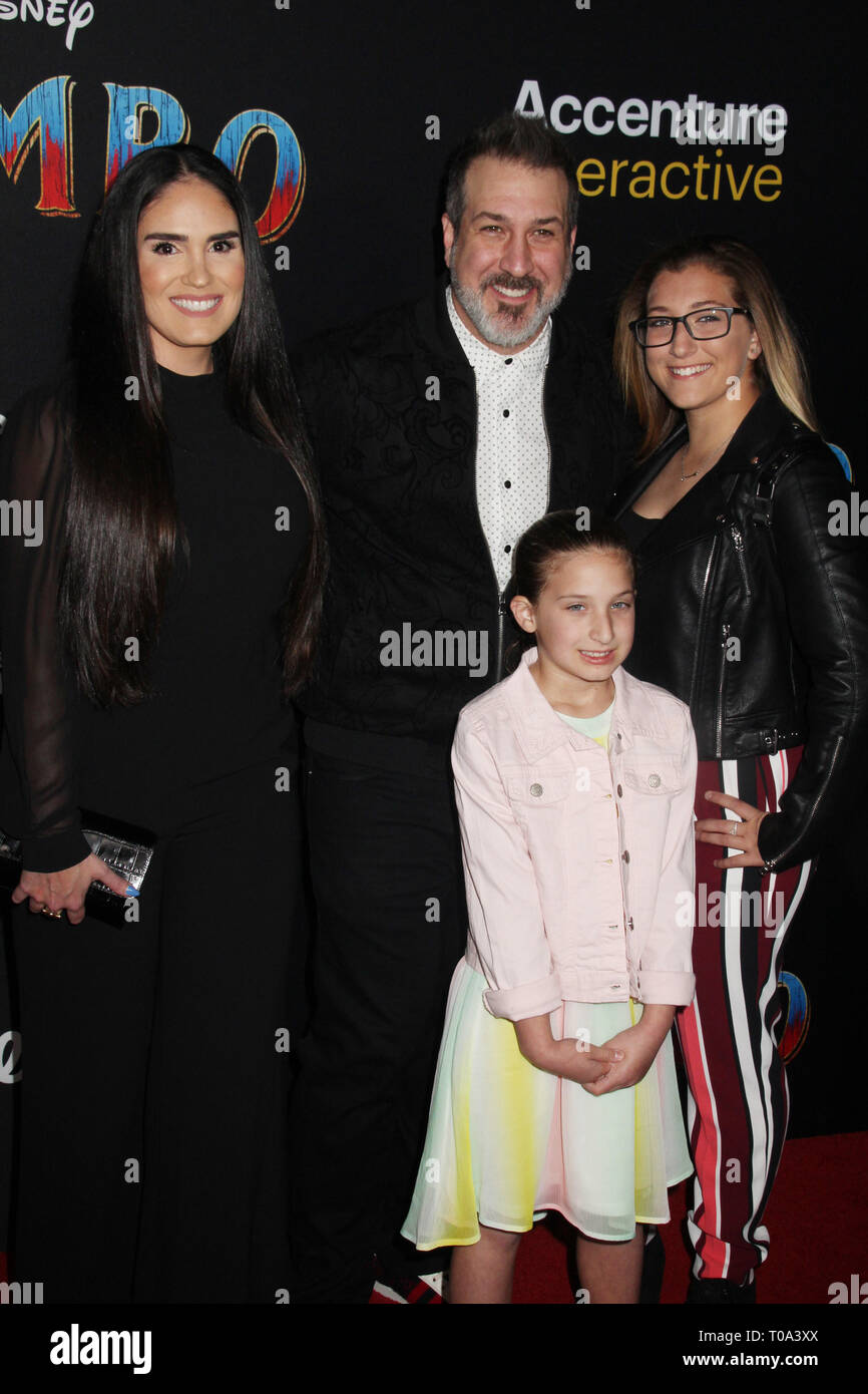 Izabel Araujo, Joey Fatone, Kloey Fatone, Briahna Fatone 03/11/2019 La première mondiale de 'Dumbo' qui s'est tenue à l'El Capitan Theatre de Los Angeles, CA Photo : Cronos/Hollywood News Banque D'Images