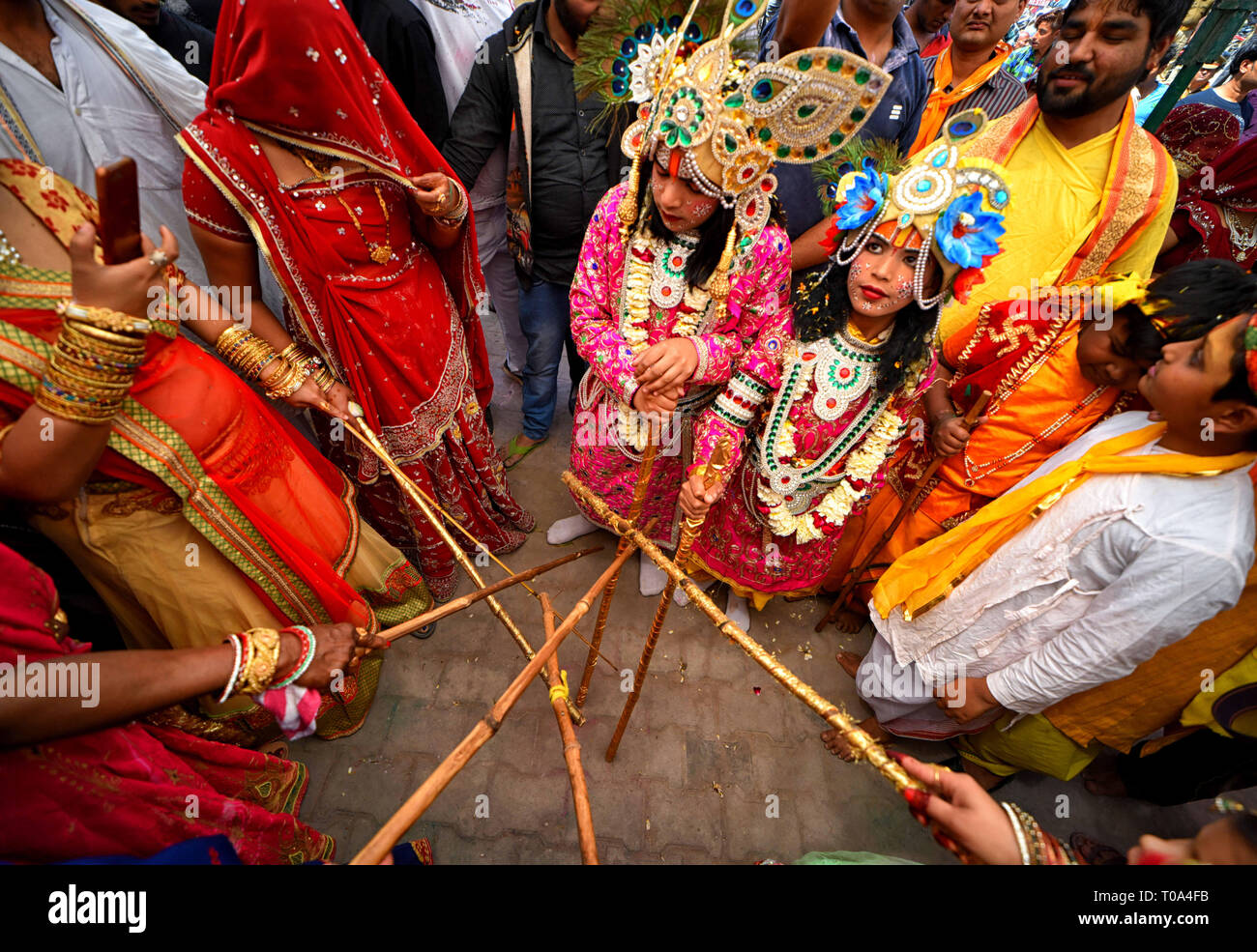 Mathura, Uttar Pradesh, Inde. 18 Mar, 2019. Les dévots hindous sont vus jouer avec des bâtons appelés Chaddi pendant le Festival Holi célébration à Gokul Dham, Mathura. Cet événement est couramment désignée comme Chaddimar Holi où les femmes hommes battre avec petits bâtons que par la culture traditionnelle de Gokul, Gokul est le lieu de naissance de Lord Krishna hindou qui l'habitude de jouer HOLI avec ses amis comme cette façon que par conviction. Credit : Avishek Das/SOPA Images/ZUMA/Alamy Fil Live News Banque D'Images