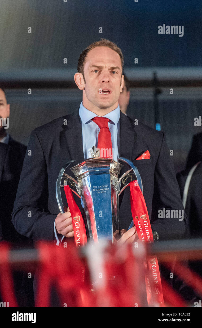 Cardiff, Royaume-Uni. 18 Mar, 2019. L'équipe nationale de rugby du Pays de Galles qui a remporté à la fois les Six Nations et le Grand Slam sont accueillis à l'Assemblée nationale du Pays de Galles Senedd bâtiment dans la baie de Cardiff aujourd'hui pour une célébration publique événement. Le capitaine du Pays de Galles Alun Wyn Jones chante l'hymne national. Credit : Phil Rees/Alamy Live News Banque D'Images