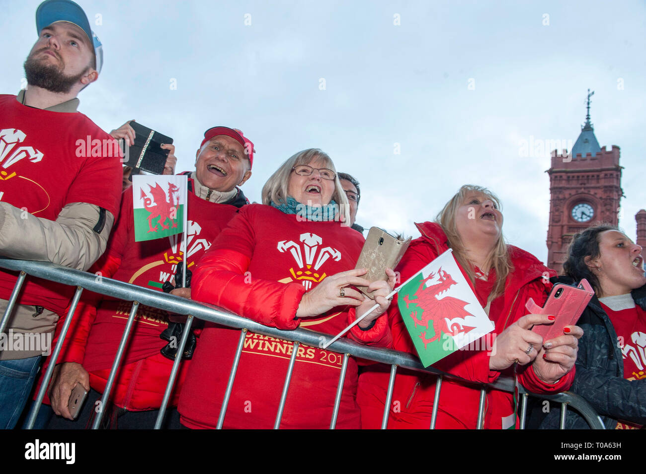 Cardiff, Royaume-Uni. 18 Mar, 2019. Fans de rugby gallois acclame l'équipe de rugby du Pays de Galles qui a remporté à la fois les Six Nations et le Grand Slam sont accueillis à l'Assemblée nationale du Pays de Galles Senedd bâtiment dans la baie de Cardiff aujourd'hui pour une célébration publique événement. Credit : Phil Rees/Alamy Live News Banque D'Images
