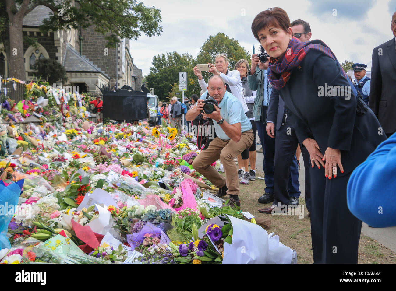 Gouverneur général de Nouvelle-Zélande Patsy Reddy lieux fleurs pour les victimes d'attaques de terreur les mosquées de Christchurch. Autour de 50 personnes a été auraient été tués dans l'attaque terroriste des mosquées de Christchurch ciblant la prise de la mosquée Al Noor Mosquée et la mosquée de Linwood. Banque D'Images