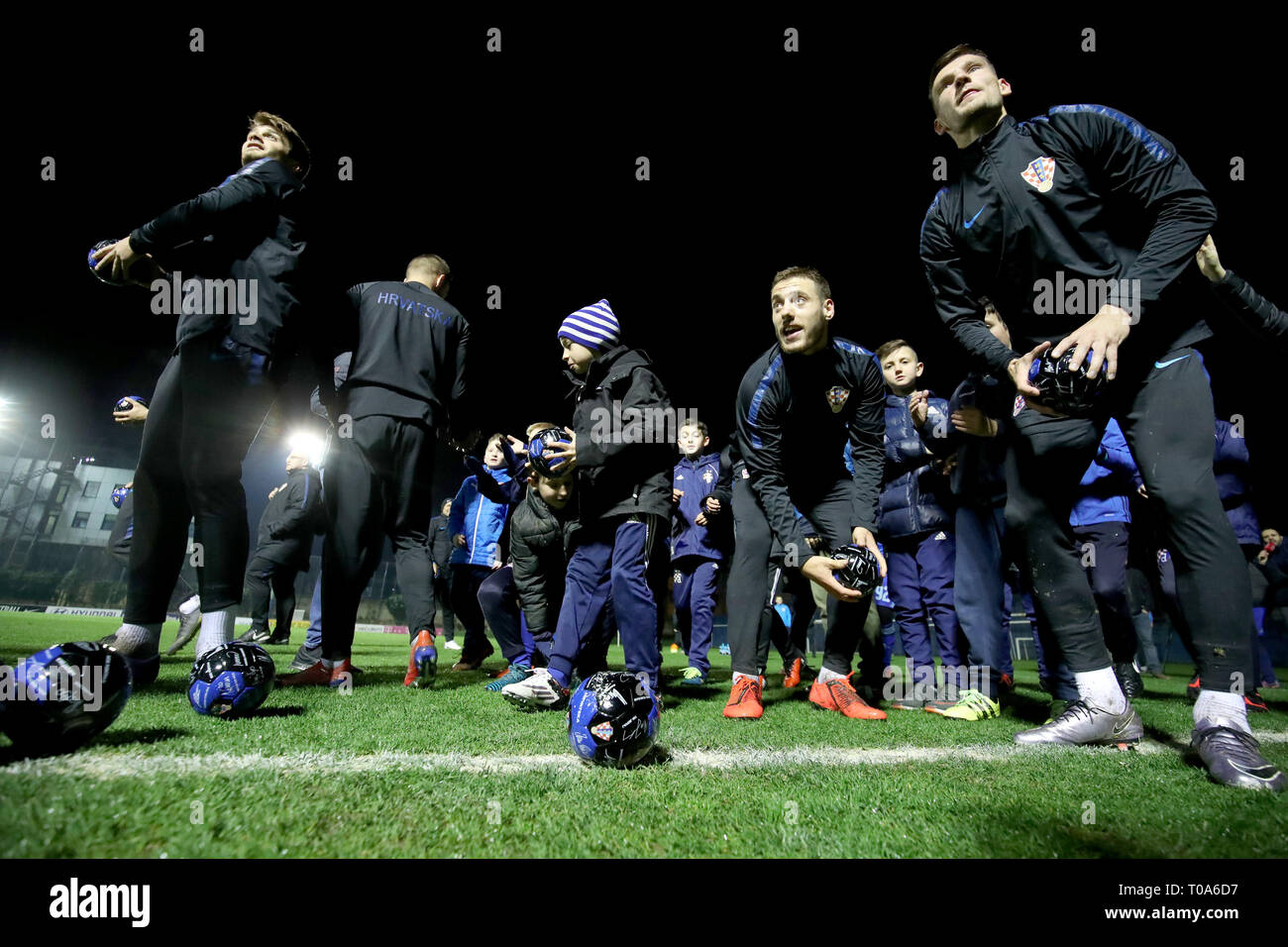 Zagreb, Croatie. 18 Mar, 2019. Les joueurs de l'équipe nationale de football croate de prendre part à une session de formation avant le match de qualification pour le championnat d'Europe de football de l'UEFA 2020 contre l'Azerbaïdjan et la Hongrie à Zagreb, Croatie, 18 mars 2019. Crédit : Igor Kralj/Xinhua/Alamy Live News Banque D'Images